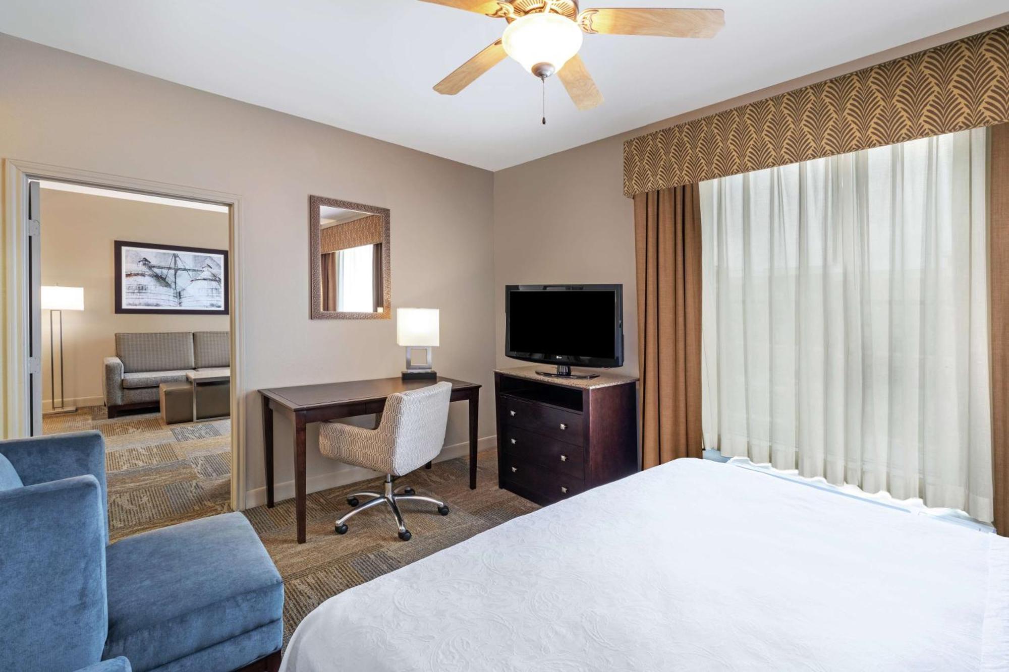 One-Bedroom King Suite Whirlpool Non-Smoking,1281189097:JPEG